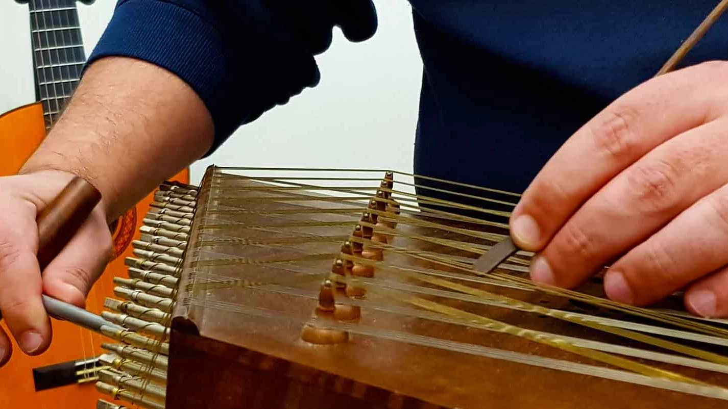 آموزش سنتور در آموزشگاه موسیقی آوای نیستان در تهران